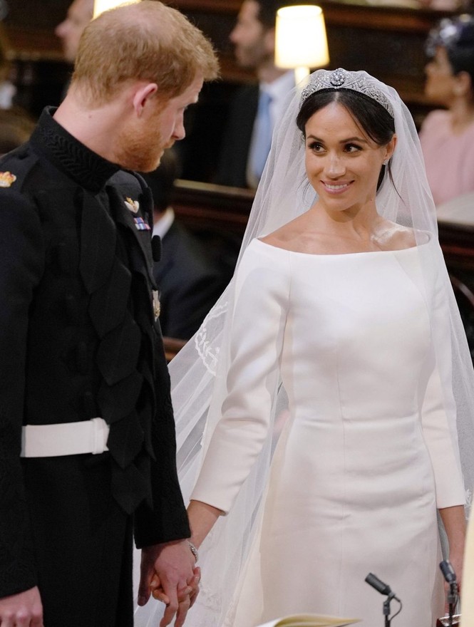 Cận cảnh váy cưới cổ tích của Meghan Marklen trong hôn lễ hoàng gia - ảnh 13