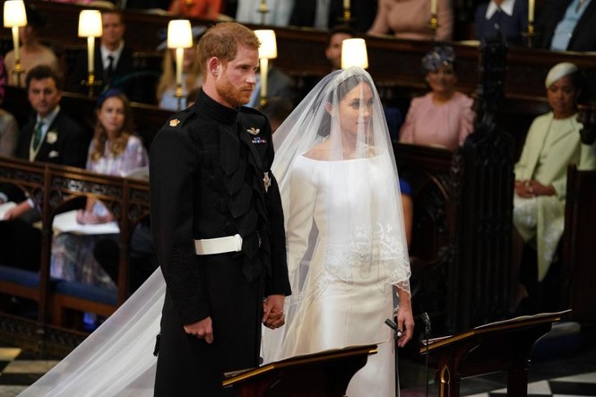 Cận cảnh váy cưới cổ tích của Meghan Marklen trong hôn lễ hoàng gia - ảnh 14