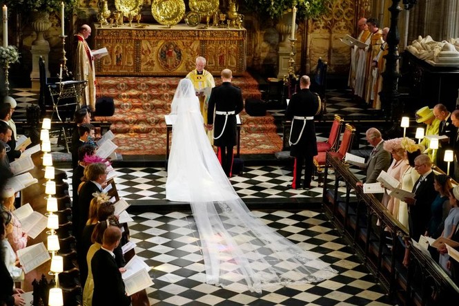 Cận cảnh váy cưới cổ tích của Meghan Marklen trong hôn lễ hoàng gia - ảnh 16