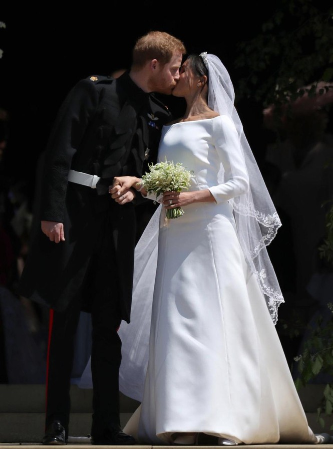 Cận cảnh váy cưới cổ tích của Meghan Marklen trong hôn lễ hoàng gia - ảnh 2