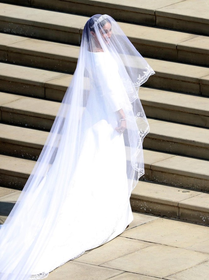 Cận cảnh váy cưới cổ tích của Meghan Marklen trong hôn lễ hoàng gia - ảnh 3