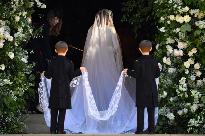 Cận cảnh váy cưới cổ tích của Meghan Marklen trong hôn lễ hoàng gia - ảnh 9