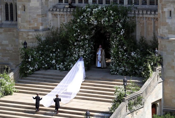 Cận cảnh váy cưới cổ tích của Meghan Marklen trong hôn lễ hoàng gia - ảnh 10