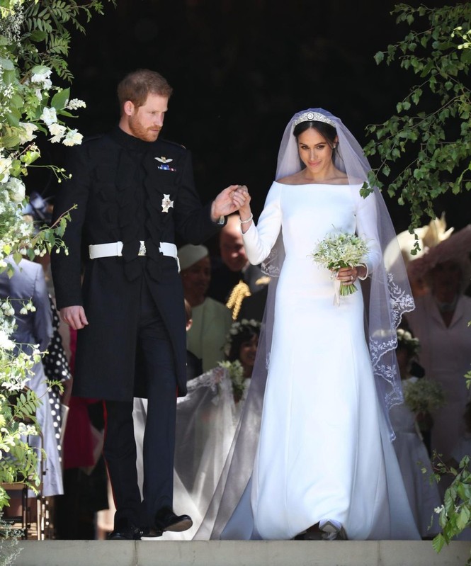 Cận cảnh váy cưới cổ tích của Meghan Marklen trong hôn lễ hoàng gia - ảnh 1