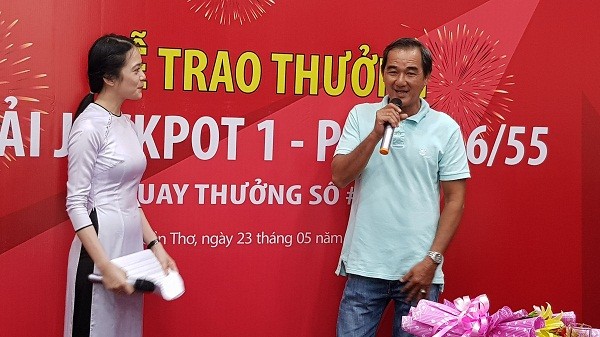 Người đàn ông ở Cần Thơ không che mặt khi nhận 42 tỷ đồng Vietlott - ảnh 1