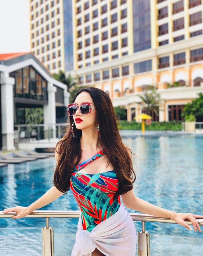 Hoa hậu Hương Giang 'đốt mắt' fans với bikini một mảnh - ảnh 1