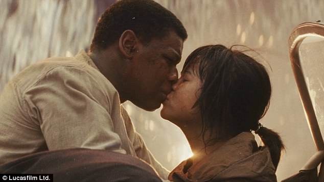 Đạo diễn 'Star Wars' nói gì khi sao gốc Việt bị fans thế giới kỳ thị? - ảnh 2