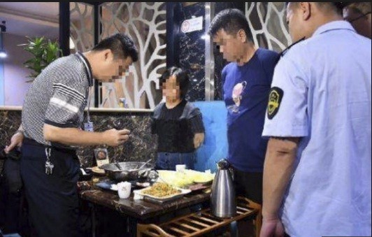 Thực khách tá hỏa phát hiện 8 con gián trong nồi lẩu - ảnh 1