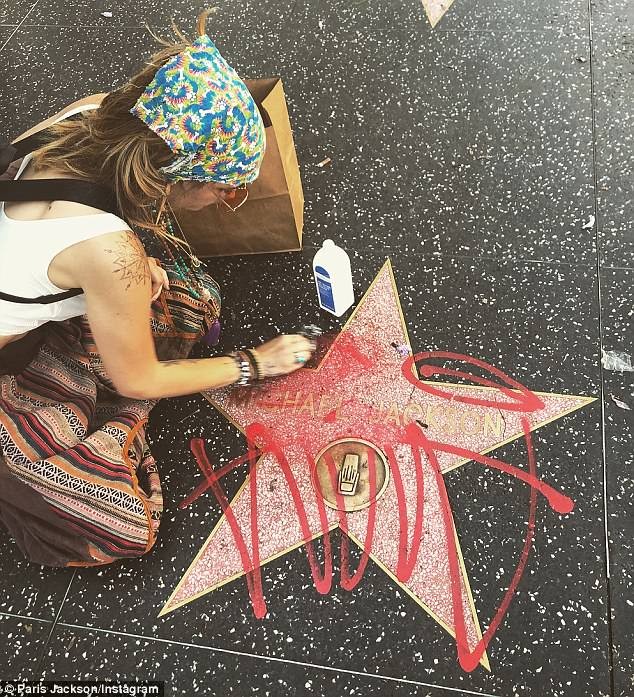 Paris Jackson kỳ cọ ngôi sao tên cha ở Đại lộ danh vọng và bất ngờ... - ảnh 1