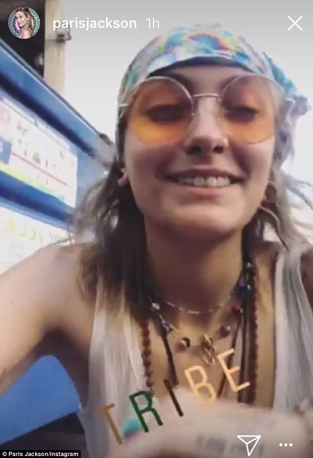 Paris Jackson kỳ cọ ngôi sao tên cha ở Đại lộ danh vọng và bất ngờ... - ảnh 3