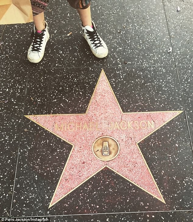 Paris Jackson kỳ cọ ngôi sao tên cha ở Đại lộ danh vọng và bất ngờ... - ảnh 2