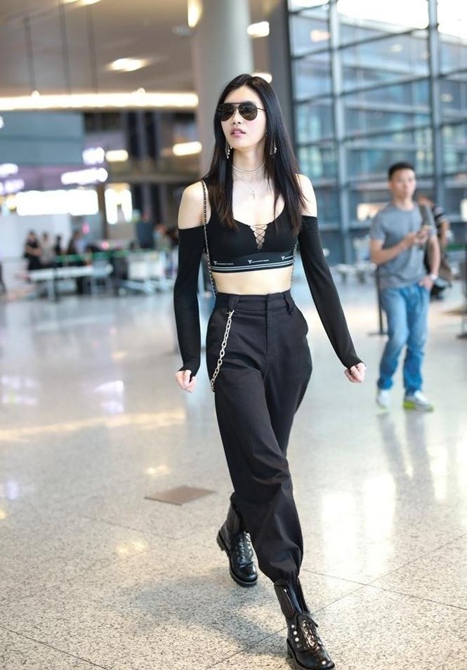 Siêu mẫu nội y gốc Hoa sexy hết nấc với lưng trần mềm mại - ảnh 8