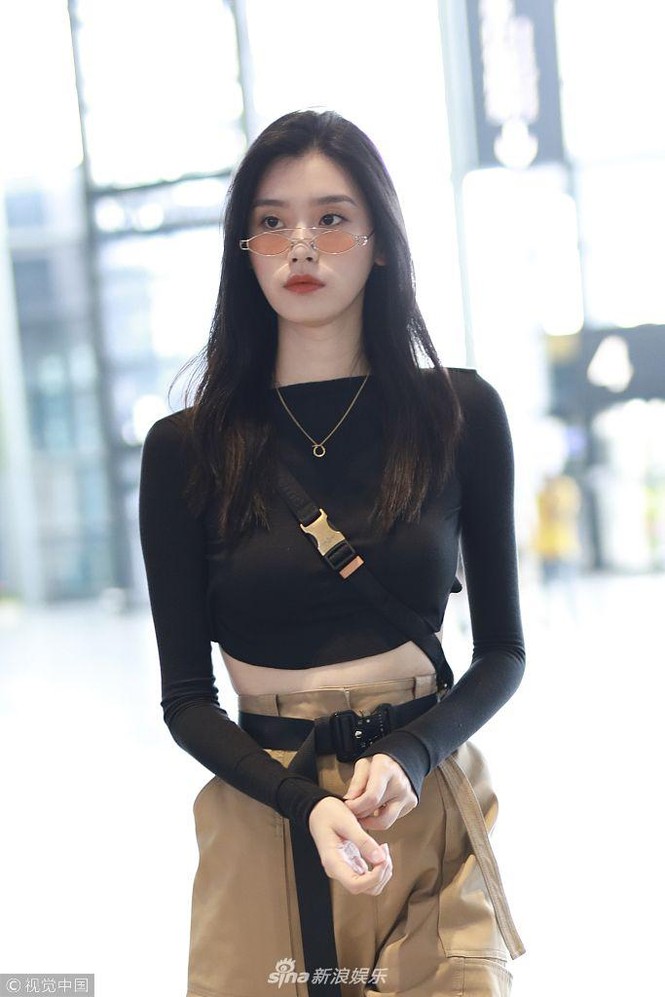 Siêu mẫu nội y gốc Hoa sexy hết nấc với lưng trần mềm mại - ảnh 1
