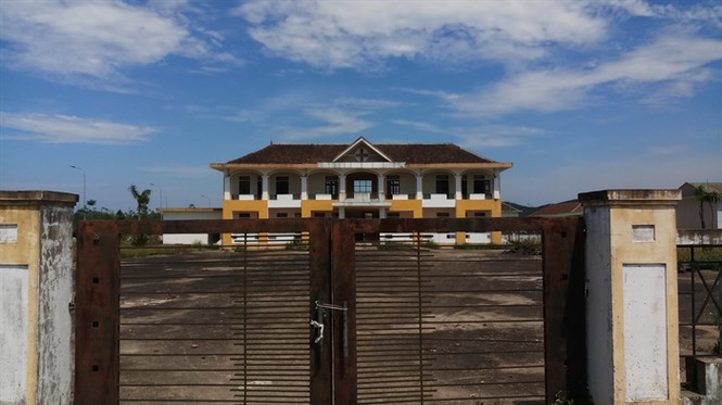Công trình tiền tỷ bỏ hoang cho bò trú ngụ - ảnh 4