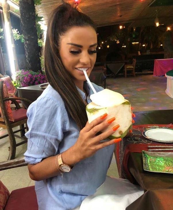 Siêu mẫu Katie Price ‘thả rông’ vòng một ngoại cỡ trên biển Thái Lan - ảnh 3
