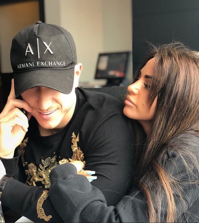 Siêu mẫu Katie Price ‘thả rông’ vòng một ngoại cỡ trên biển Thái Lan - ảnh 5