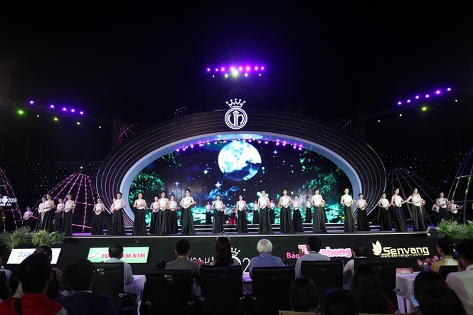 38 thí sinh mặc áo yếm quyến rũ đồng diễn mở màn chung khảo phía Bắc - ảnh 1