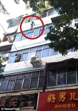 Bản tin 14H: Mẹ cứu con thoát khỏi đám cháy căn hộ nhờ ga trải giường - ảnh 1