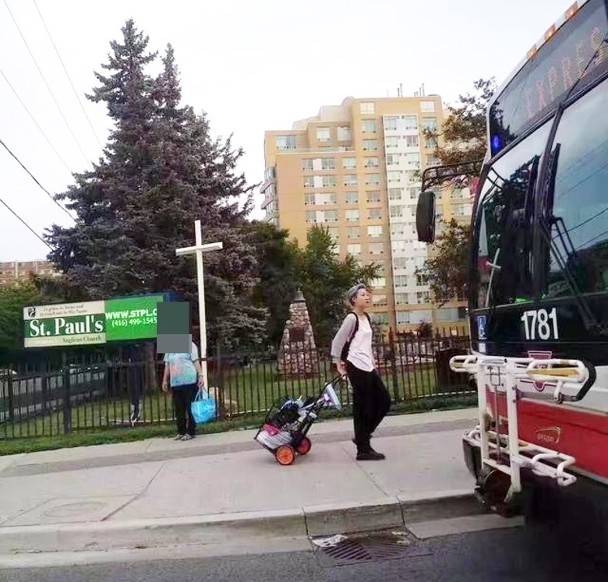 Con gái rơi của Thành Long phải nhặt rác kiếm sống ở Canada - ảnh 1