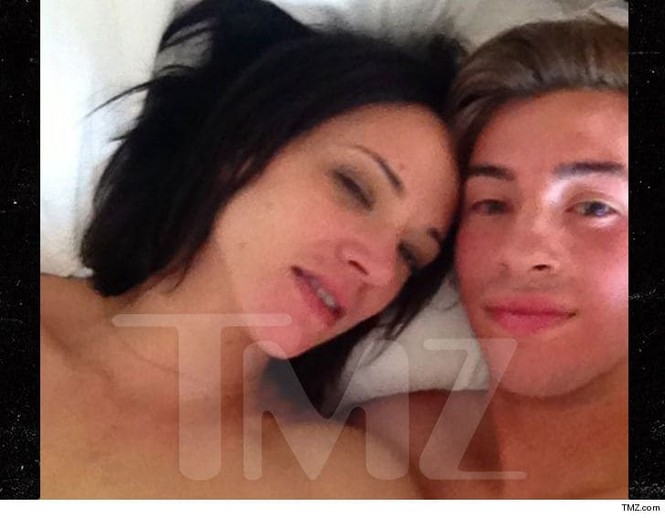 Asia Argento gây sốc khi nhận có 'cảnh nóng' với ‘con trai màn ảnh' - ảnh 1