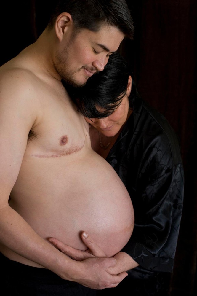 Người đàn ông mang bầu đầu tiên sẽ có con thứ 4 'gây bão' truyền hình - ảnh 3