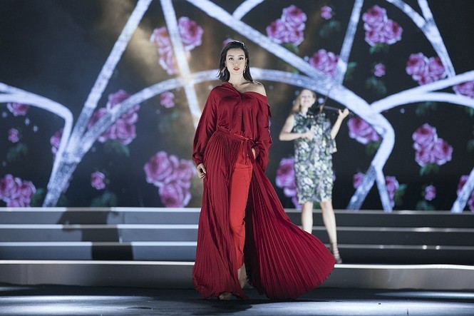 Thí sinh HHVN sải bước tự tin quyến rũ tại show Người đẹp Thời trang 2 - ảnh 16