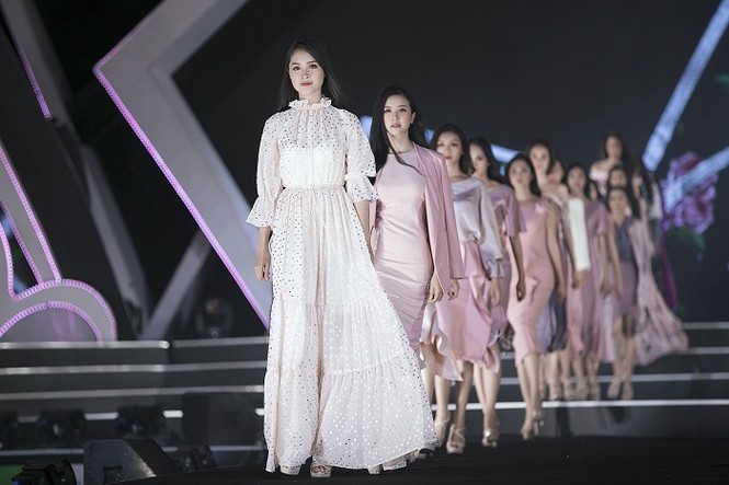 Thí sinh HHVN sải bước tự tin quyến rũ tại show Người đẹp Thời trang 2 - ảnh 17