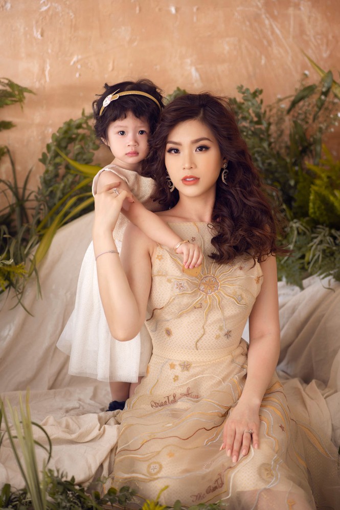 Á hậu Diễm Trang hoá nữ thần trong bộ ảnh đón tuổi mới của con gái - ảnh 1