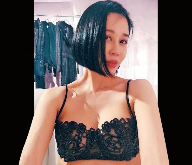 Cuộc đời chỉ yêu đại gia-sẵn sàng 'cởi' trên phim của mỹ nhân Hongkong