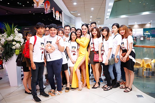 Angela Phương Trinh diện đầm xẻ táo bạo hút mọi ánh nhìn - ảnh 4