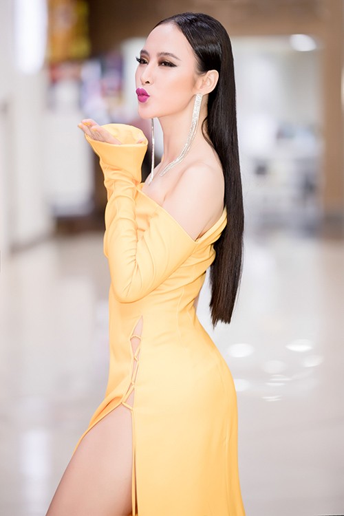 Angela Phương Trinh diện đầm xẻ táo bạo hút mọi ánh nhìn - ảnh 2