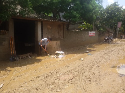 Dùng ròng rọc đưa hàng cứu trợ đến những hộ dân bị cô lập sau lũ - ảnh 3