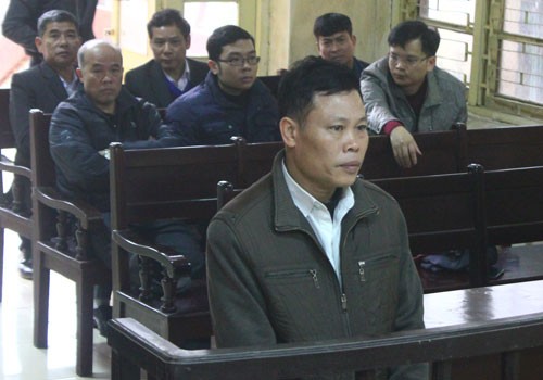 Tuyên án 20 tháng tù đối với 2 cán bộ làm oan sai ông Chấn - ảnh 1