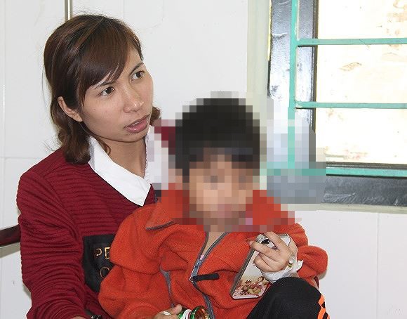 Bắc Giang: Họp báo vụ bé gái 4 tuổi nghi bị cô giáo đánh - ảnh 2