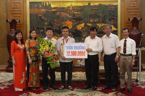 Trao thưởng nóng học sinh nhỏ tuổi nhất đạt HCV Olympic Vật lý châu Á - ảnh 1