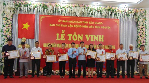 Bắc Giang: Tôn vinh 755 tập thể, cá nhân hiến máu tiêu biểu - ảnh 1