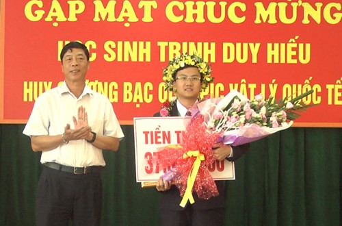 Thưởng nóng học sinh lớp 11 giành HCB Olympic Vật lý quốc tế - ảnh 1