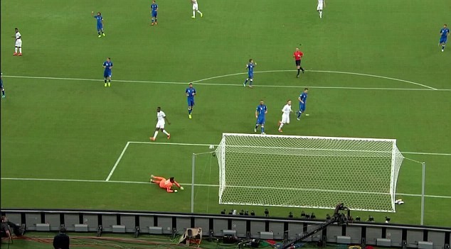 Sterling sút bóng ra ngoài, BBC 'kèm nhèm' nghĩ bàn thắng - ảnh 1