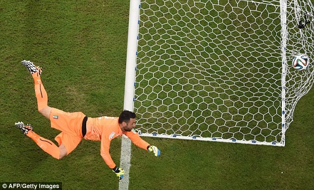 Sterling sút bóng ra ngoài, BBC 'kèm nhèm' nghĩ bàn thắng - ảnh 3