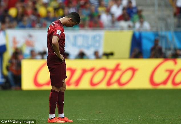 Cận cảnh Ronaldo thất thần bất lực trong thảm bại của người Bồ - ảnh 5