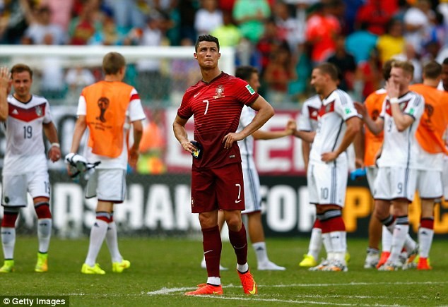 Cận cảnh Ronaldo thất thần bất lực trong thảm bại của người Bồ - ảnh 15