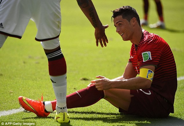 Cận cảnh Ronaldo thất thần bất lực trong thảm bại của người Bồ - ảnh 10