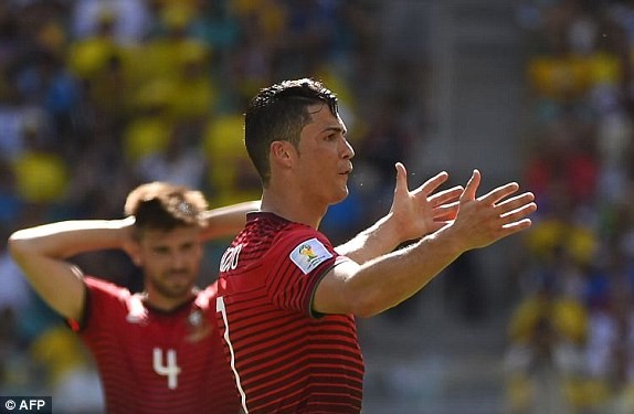 Cận cảnh Ronaldo thất thần bất lực trong thảm bại của người Bồ - ảnh 1