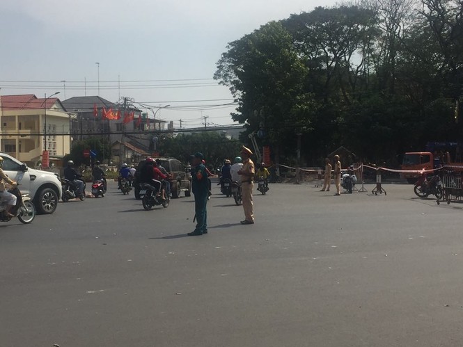 Xe cần cẩu ‘móc’ dây điện trung thế, 3 em nhỏ thoát chết hy hữu - ảnh 5