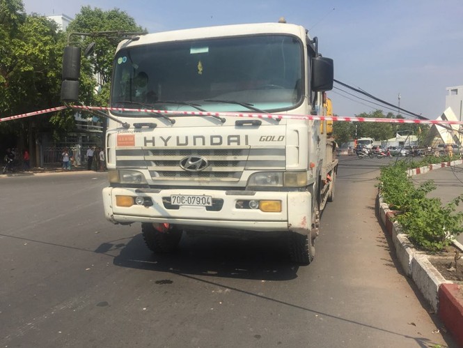Xe cần cẩu ‘móc’ dây điện trung thế, 3 em nhỏ thoát chết hy hữu - ảnh 1