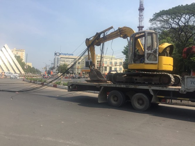 Xe cần cẩu ‘móc’ dây điện trung thế, 3 em nhỏ thoát chết hy hữu - ảnh 3