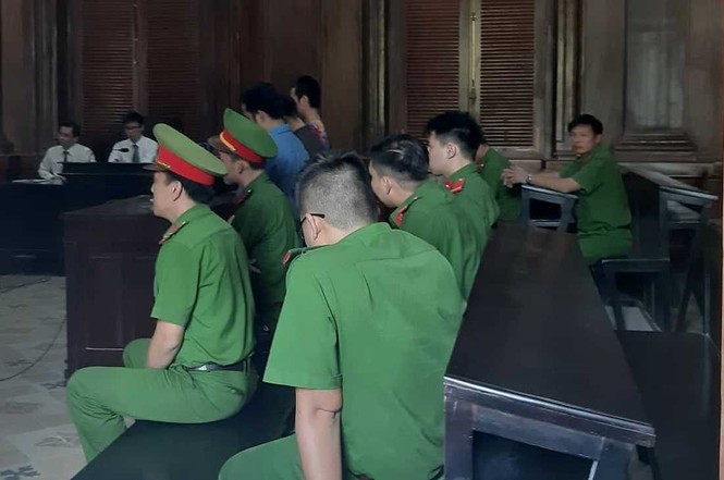 Người đàn ông 'đại náo' phiên tòa, đánh KSV bị tuyên 2 năm tù - ảnh 1