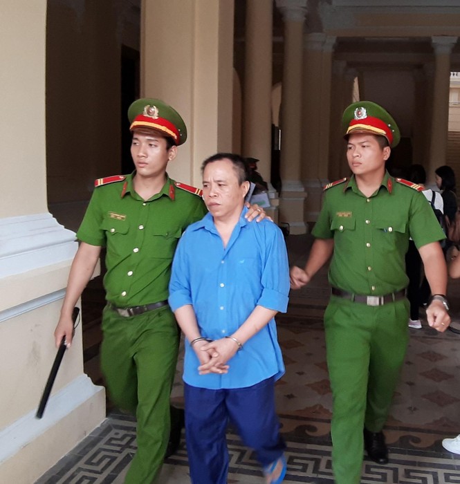 Vợ bị cáo bị đánh ngất xỉu ngay tại tòa - ảnh 1