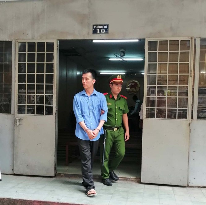Người chồng vô tư xem phim sau khi đẩy vợ ngã tử vong - ảnh 1