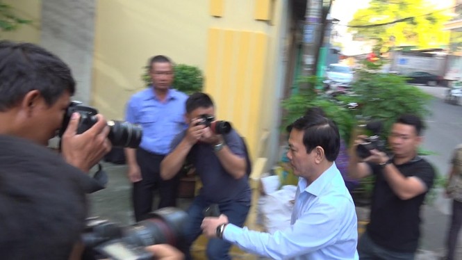 'Né' báo chí, Nguyễn Hữu Linh chạy vội vào nhà vệ sinh khi đến tòa - ảnh 2